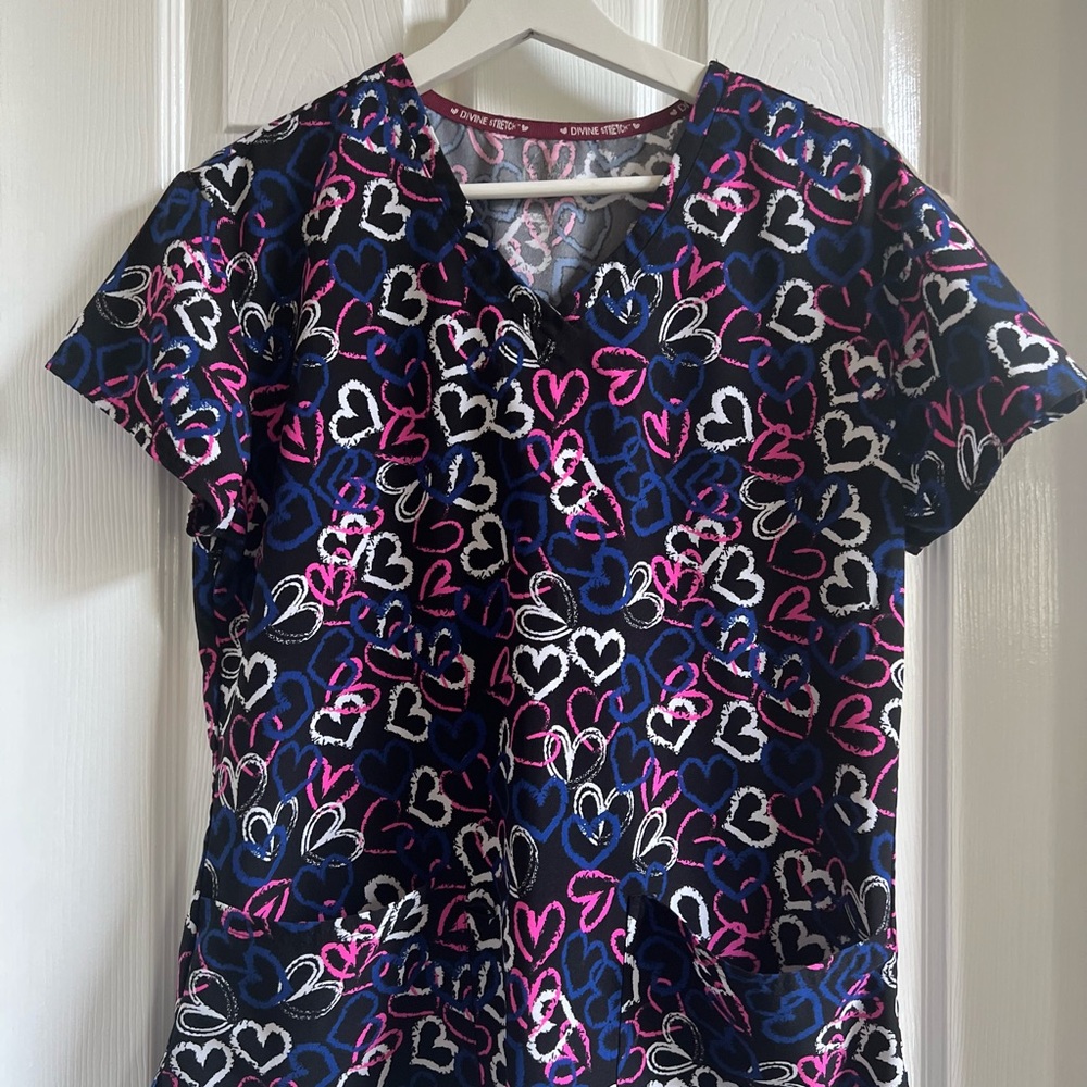 Divine Stretch Heart Pattern Short Sleeve Scrub Top - Black with Pink and Blue